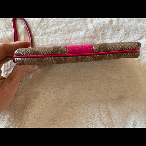 Coach wristlet wallet.  Like new condition - Picture 3 of 5